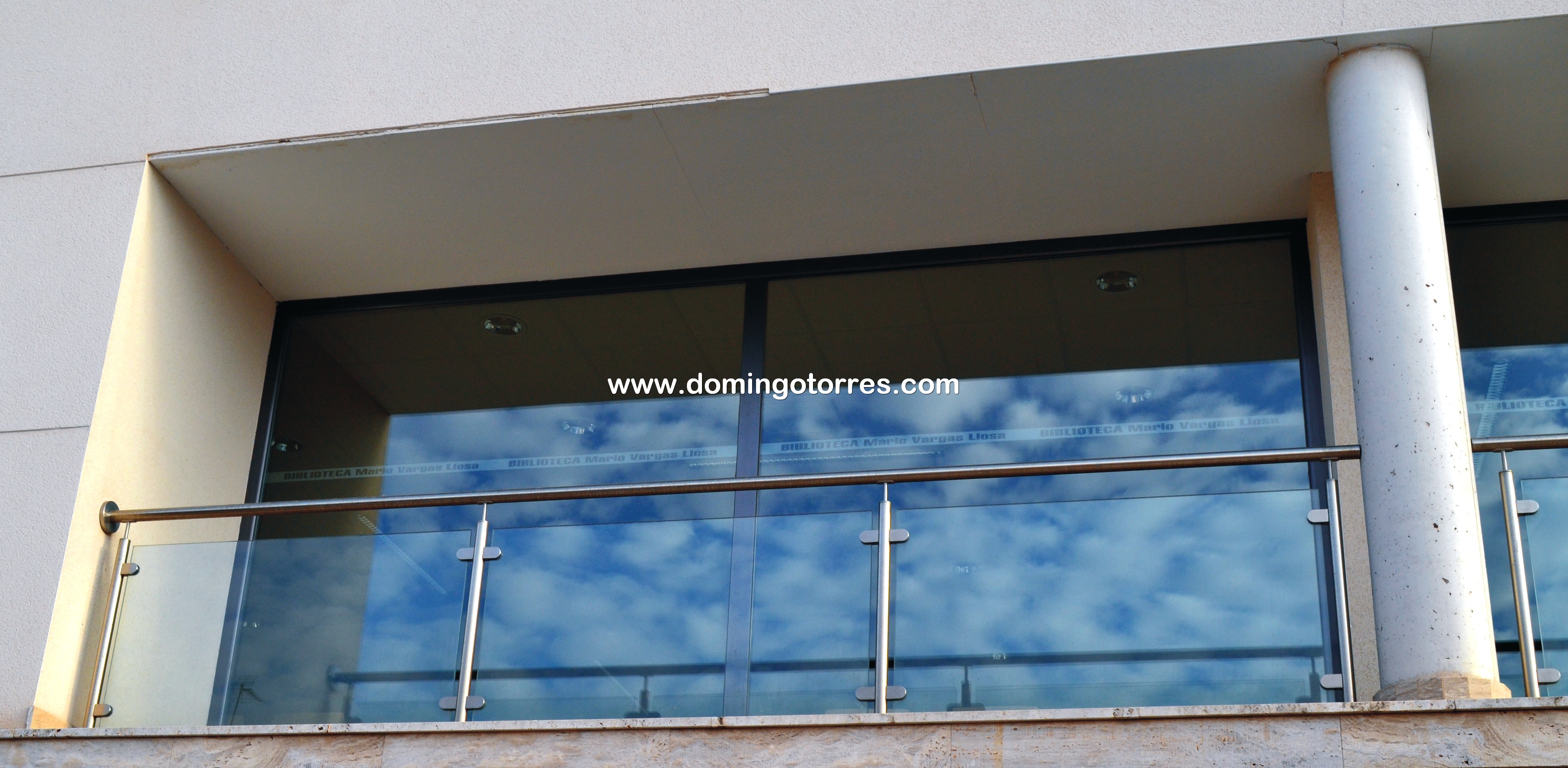 Nº8426 Balcón grande de acero inoxidable con vidrio en edificio público