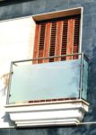 Nº8428 Balcón sencillo de acero inox con cristal blanco y pinzas