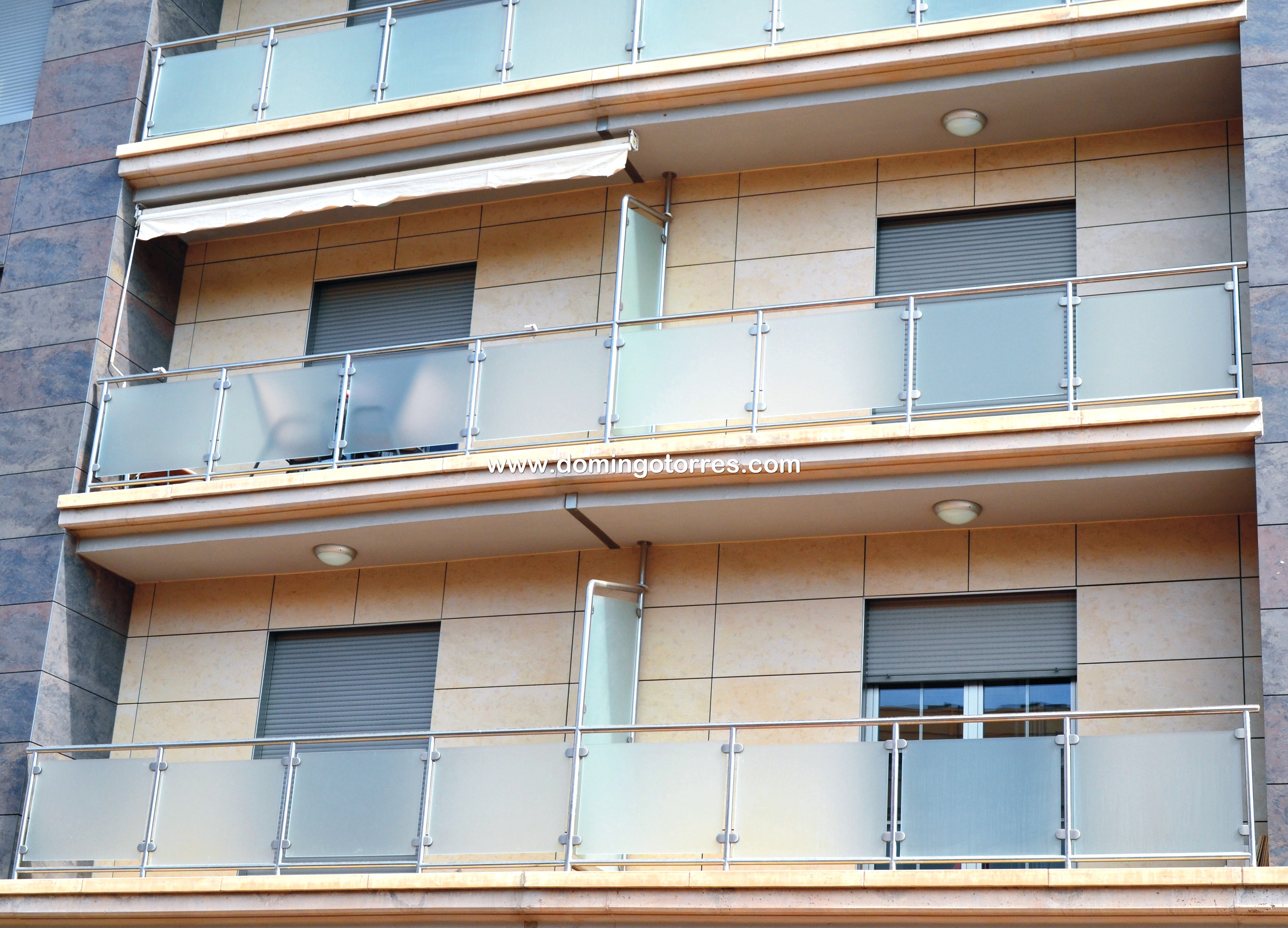 Nº8440 Foto edificio con balcones de acero inoxidable y cristal