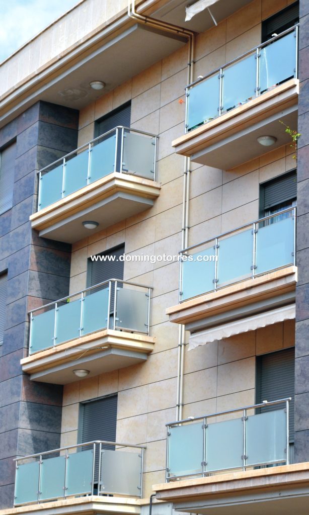 Imagen de edificio con balcones de acero inox y cristal Nº8441 - Forja