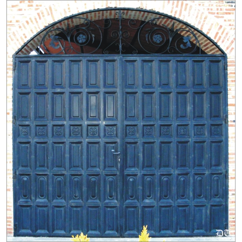 1064 Puerta fabricada con cuarterones y adornos superiores de forja 1064 Puerta fabricada con cuarterones y adornos superiores de forja