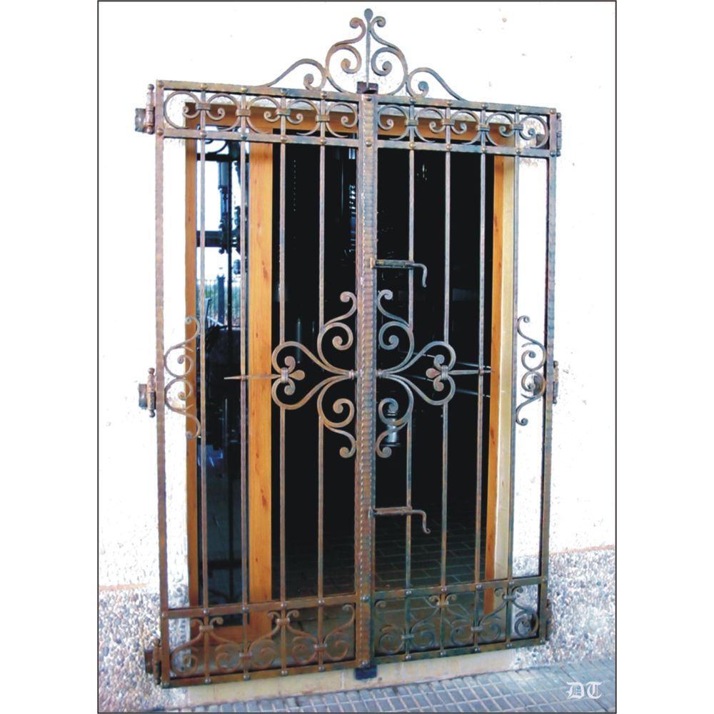 1670 Verja pequeña con adornos y bases de hierro forjado 1670 Verja pequeña con adornos y bases de hierro forjado