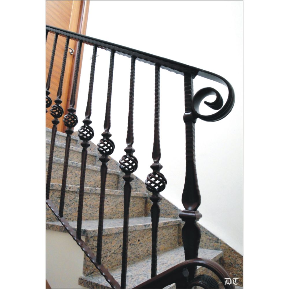 2081 Baranda con barrotes clasicos con piña central de hierro 2081 Baranda con barrotes clasicos con piña central de hierro