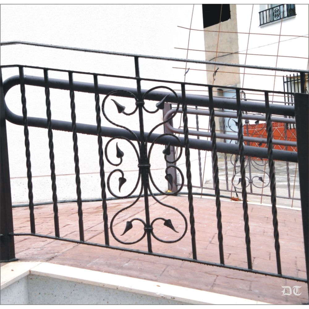 2088 Baranda con barrotes retorcidos de forja y diseño central 2088 Baranda con barrotes retorcidos de forja y diseño central