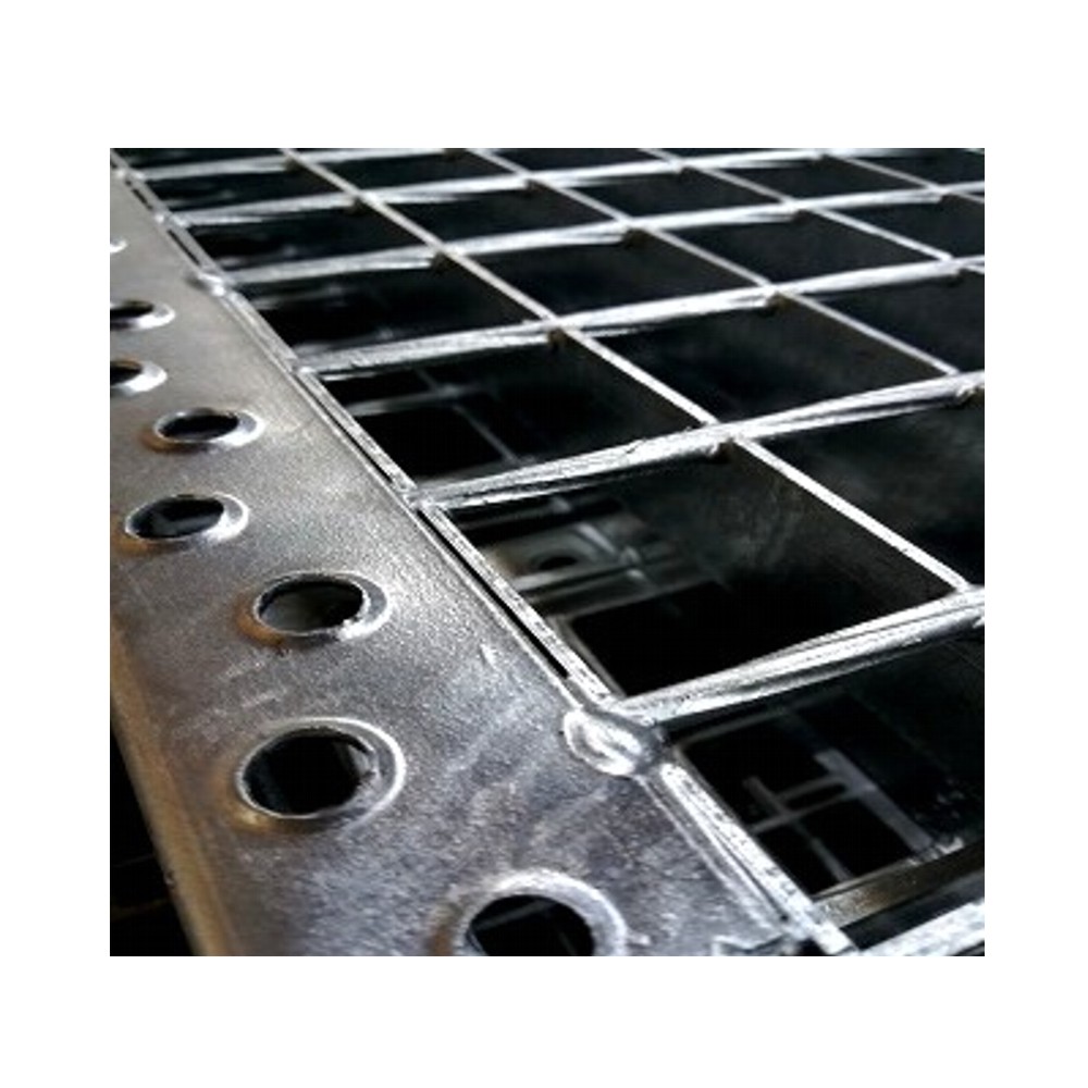 Detalle del peldaño y meseta de tramex antideslizante Detalle del peldaño y meseta de tramex antideslizante