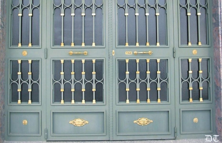 Puerta de forja con detalles en latón