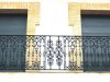 Balcón grande y ornamental de hierro fundido