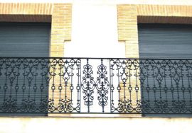 Balcón grande y ornamental de hierro fundido