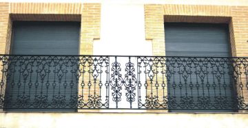 Balcón grande y ornamental de hierro fundido