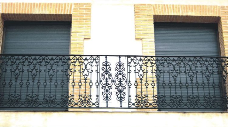 Balcón grande y ornamental de hierro fundido