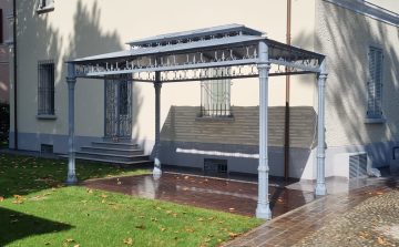 Pérgola con columnas de fundición y adornos de forja