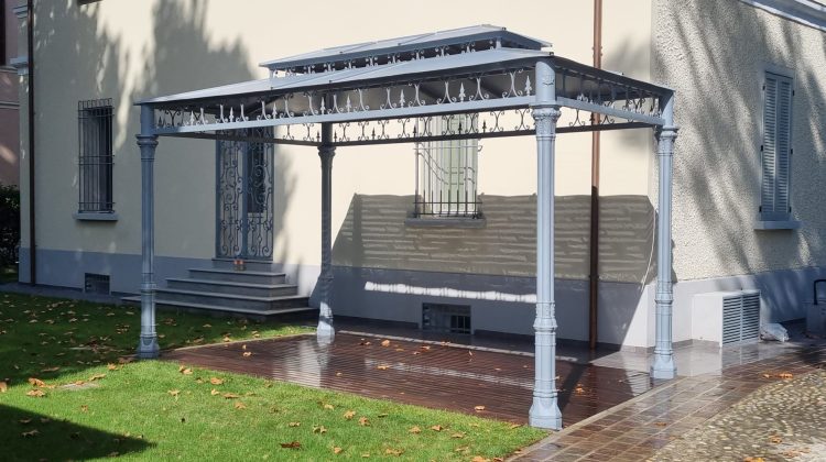 Pérgola con columnas de fundición y adornos de forja