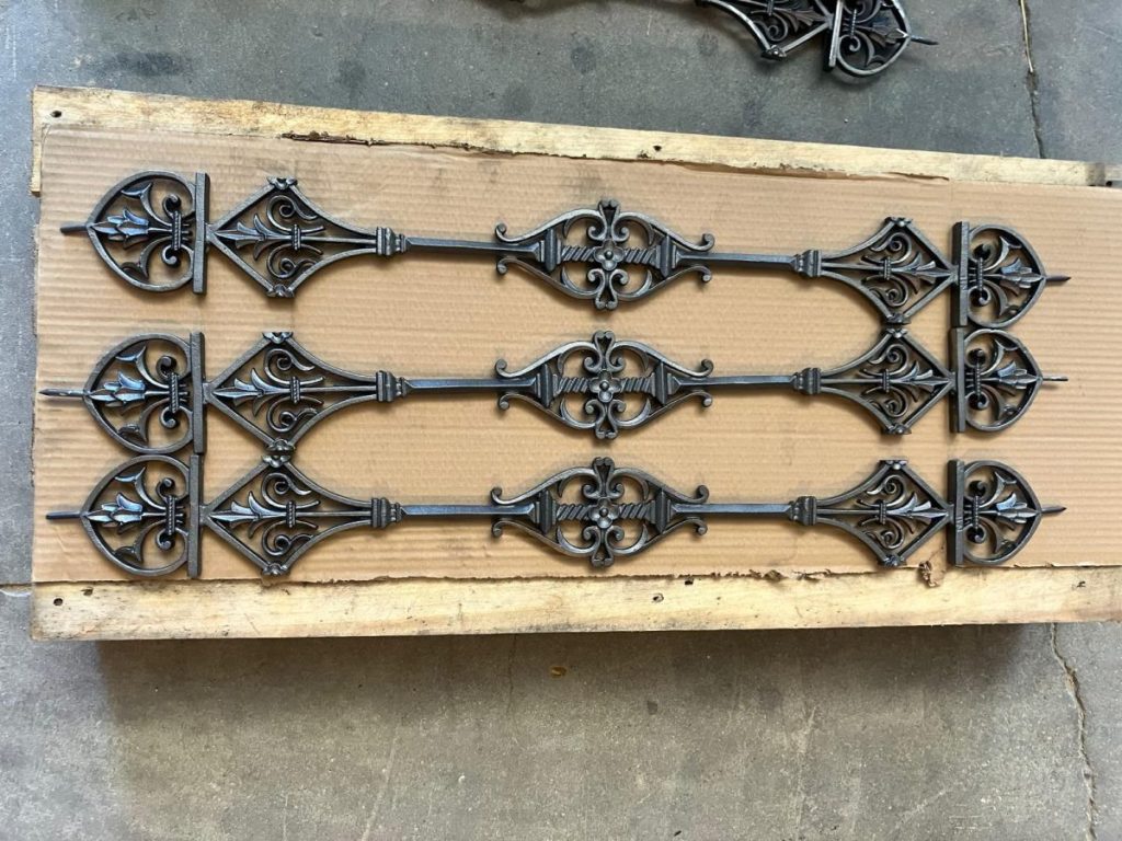 Réplica de barrotes de hierro fundido para balcones antiguos