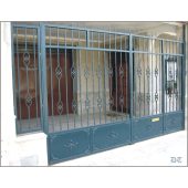 1647 Cancela grande con rosetas y barrotes en forma de corazón de hierro