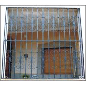 3038 Reja con dos partes de barrotes con adorno alargado de hierro