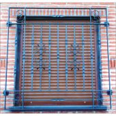 3085 Reja con 2 adornos centrales de forja