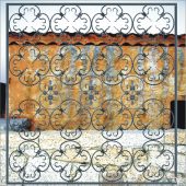 3088 Reja fabricada con 2 adornos forjados